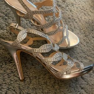 Nina Size 7 Strappy Silver Sandal Heels